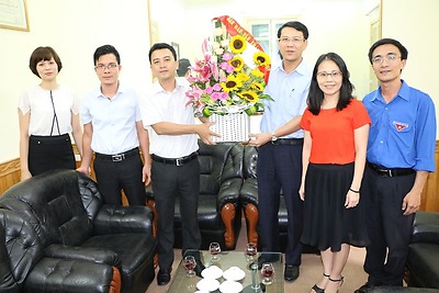 Lãnh đạo Ban Dân vận Thành ủy tặng hoa chúc mừng Hội LHTN VN thành phố nhân kỷ niệm 60 năm Ngày truyền thống Hội LHTN Việt Nam
